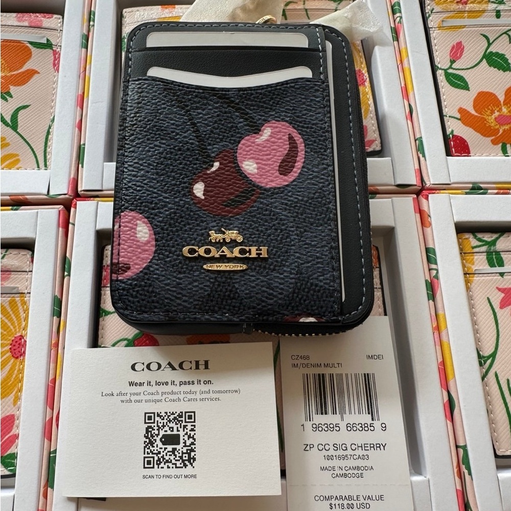 ❤️❤️❤️NEW Coach zip card case with cherry print/Gold hardware ❤️❤️❤️ - Picture 4 of 12